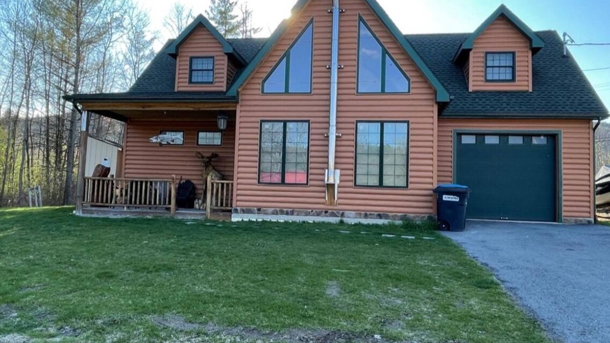 North Lake George House | Moose Lodge - Rustic and Cozy