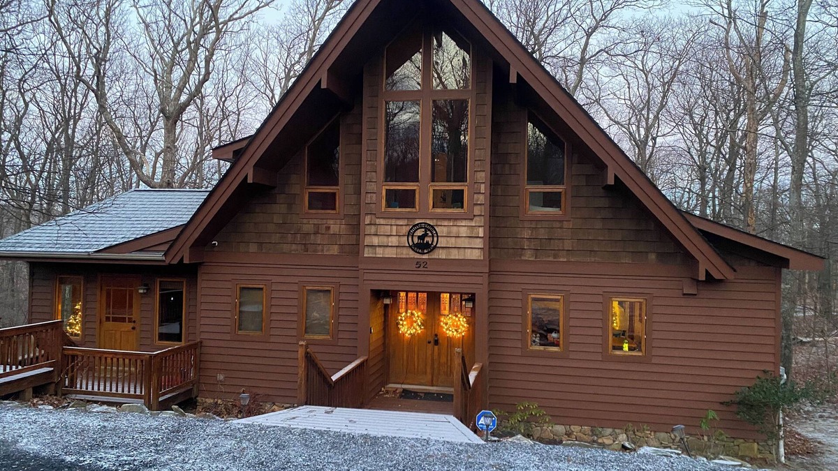 Pedlars Edge Cabin | Moose Lodge/Great for Families/Walk to Slopes/Hot Tub/Pool Table/Fire Pit