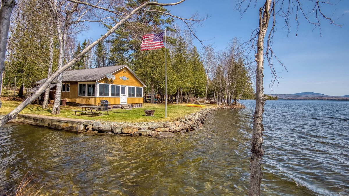 Oquossoc House | 🐾 Mooselodge | Cozy Cabin on Rangeley Lake, Pet Friendly