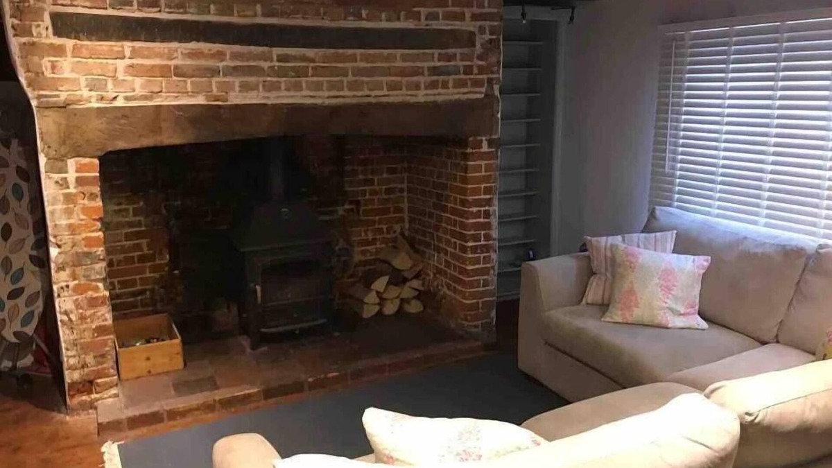Downton Cottage | Moot View Summary: Mo