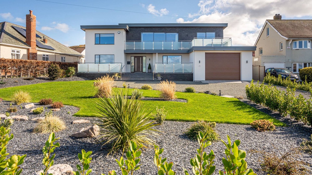 Deganwy House | MÔR GLAS, pet friendly, luxury holiday cottage in Deganwy