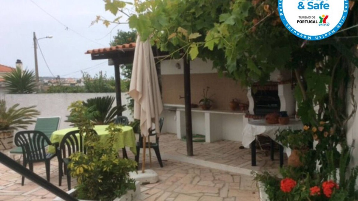 Lourinha House | Moradia das Rosas, 2.5 kms from Areia Branca beach.