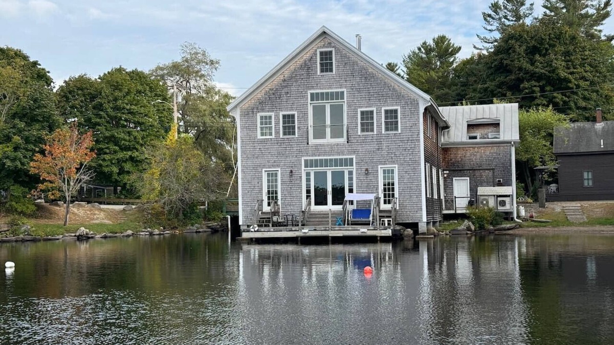 Newcastle House | More Boathouse than Lakehouse