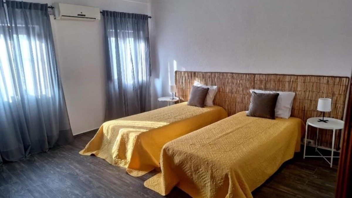 Avis House | Morgado Guesthouse