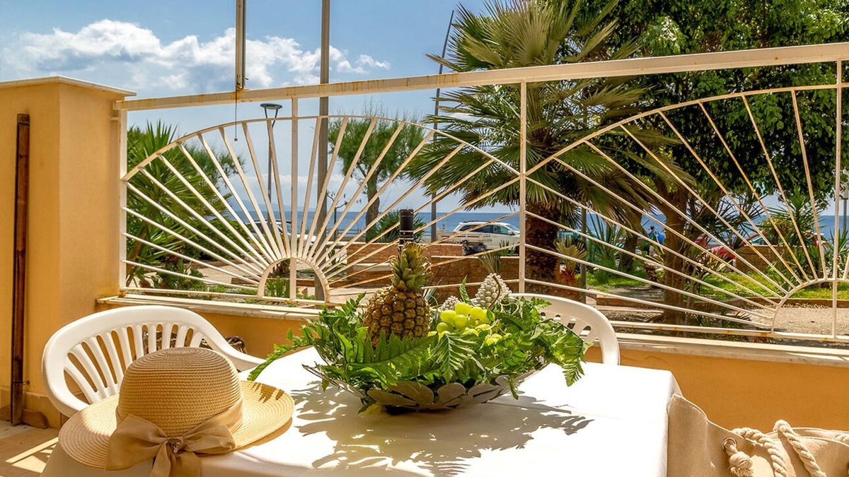 Roccalumera Apartment | Morgana House-Beachfront