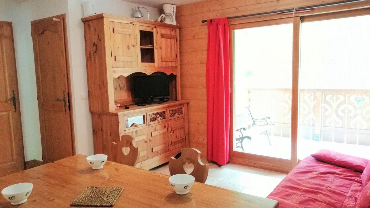 Les Esserts Apartment | Morillon 1100: 2BR, 7 people, pets allowed, parking, Wifi, 50m from slopes