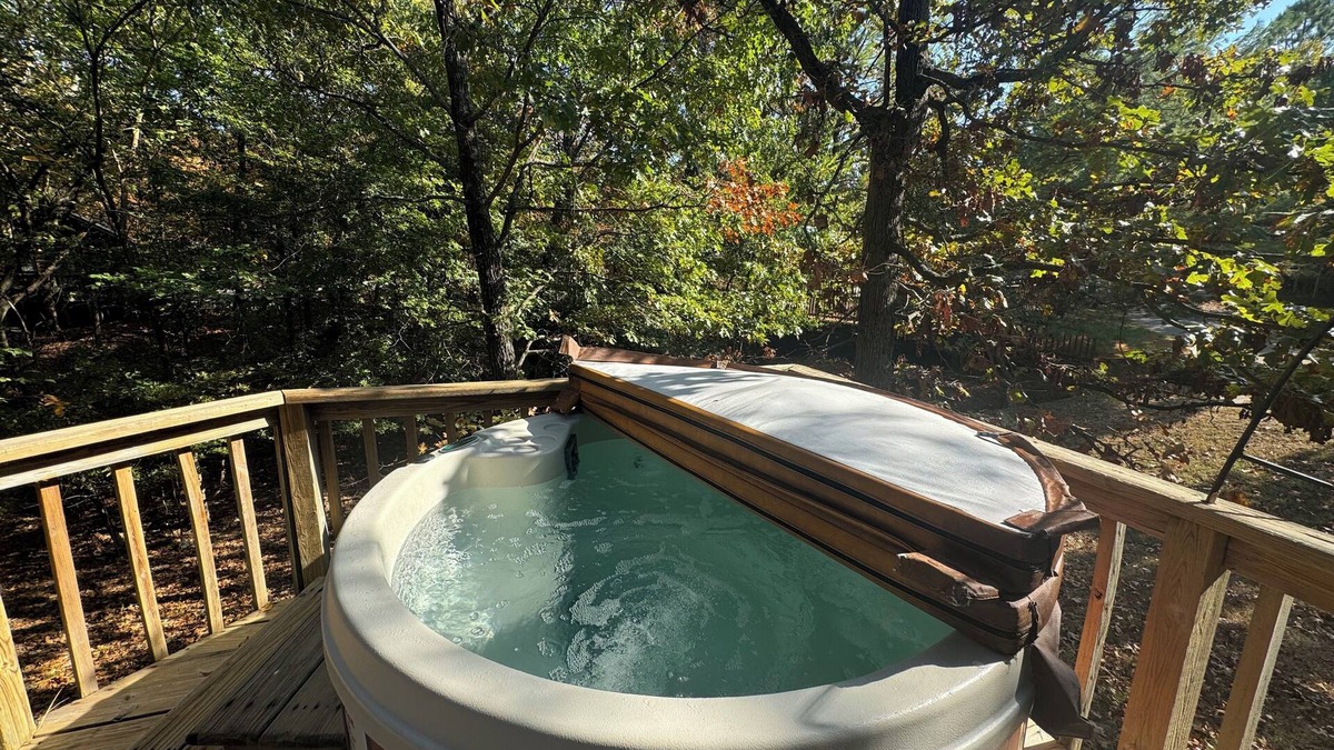 Afton Cabin | Morning Star ROMANTIC Log Cabin in the woods. Hot Tub & Wood Burning Fire Place.