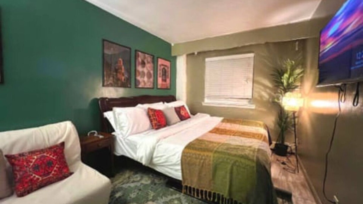Queens House | Moroccan Lover's Oasis: 2BR/2BA Great for Large Groups and Families