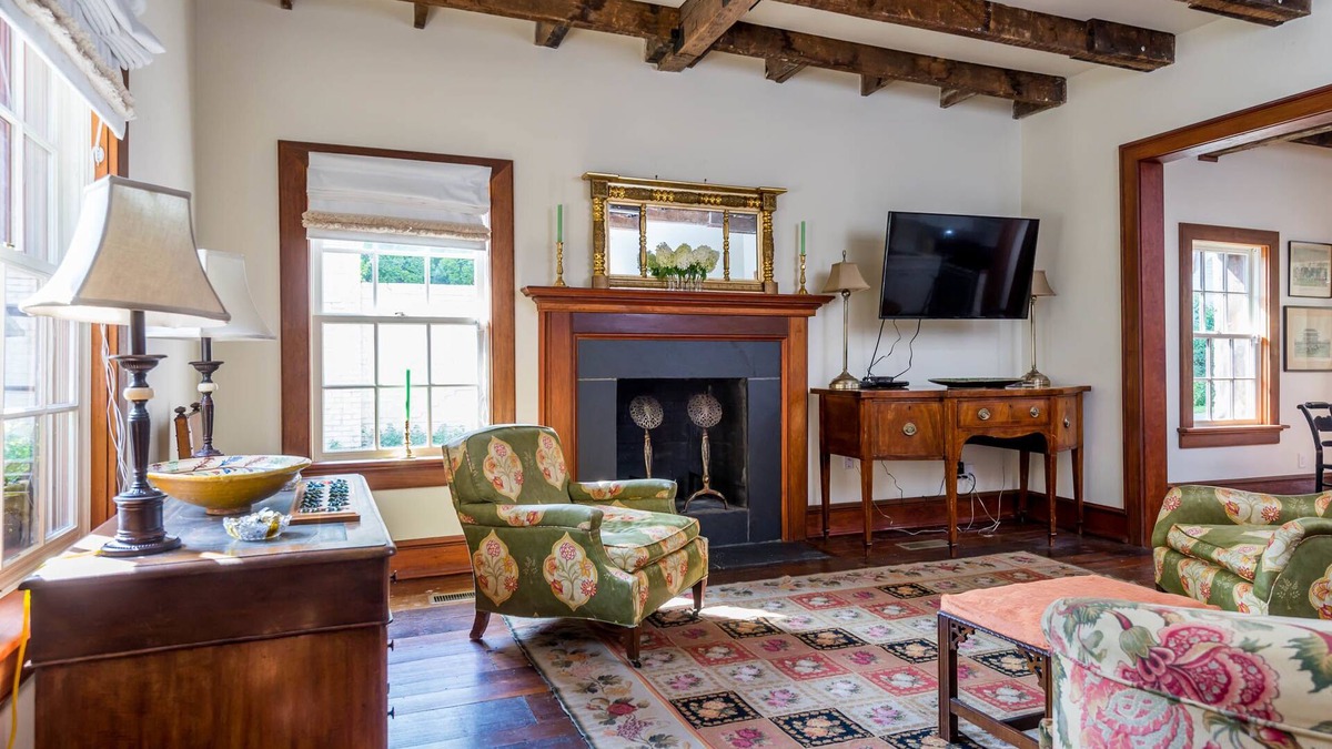 Northside District House | Morrison Cabin Offers The Finest Interiors, Unique History & Very Best Location