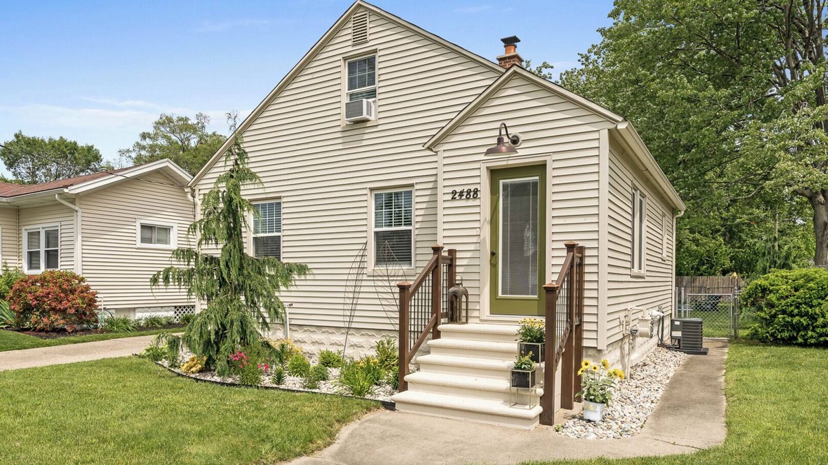 Lakeside House | Morton 2 - Fall means Apples and Leaves, Book your stay here Explore Muskegon