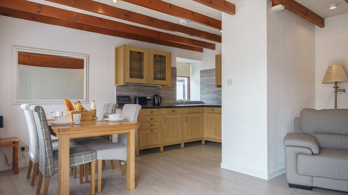 Thornhill Apartment | Morton Cottage - a cottage that sleeps 2 guests in 1 bedroom