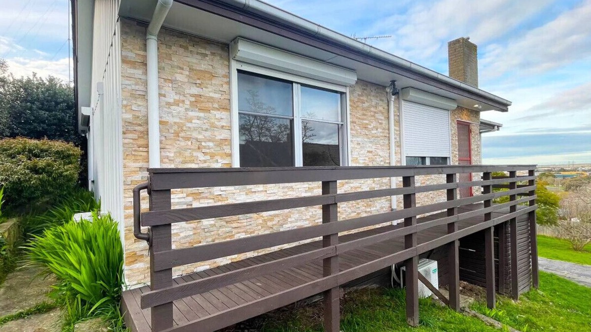 Morwell House | Morwell Pet friendly 3 BRMS Rental home Free Parking Wifi