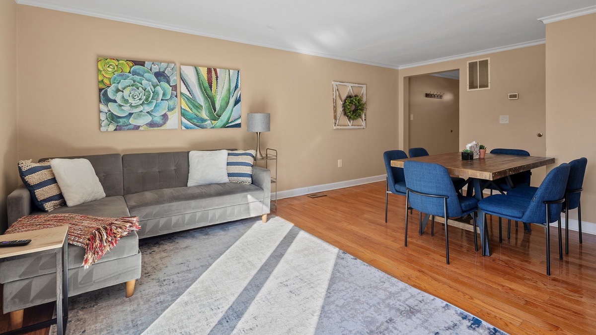 Potomac Falls House | MosbeyDistrict: Cozy Townhome Near DC