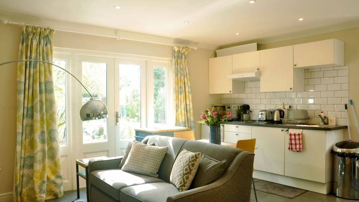 Moseley House | Moseley - House - Sleeps 4 - Parking - Garden