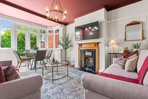 Seisdon Apartment | Moseley Village - 5 Bedroom House Huge Driveway 6 Beds Perfect for Groups - Near To Edgbaston QE Hospital-Solihull - Birmingham City Centre - By Arz Stays