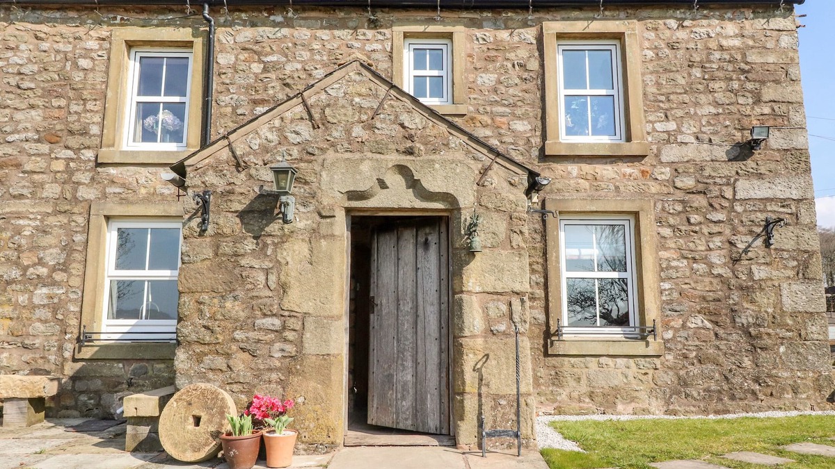 Fence House | MOSS SIDE RETREAT, family friendly, with open fire in Long Preston
