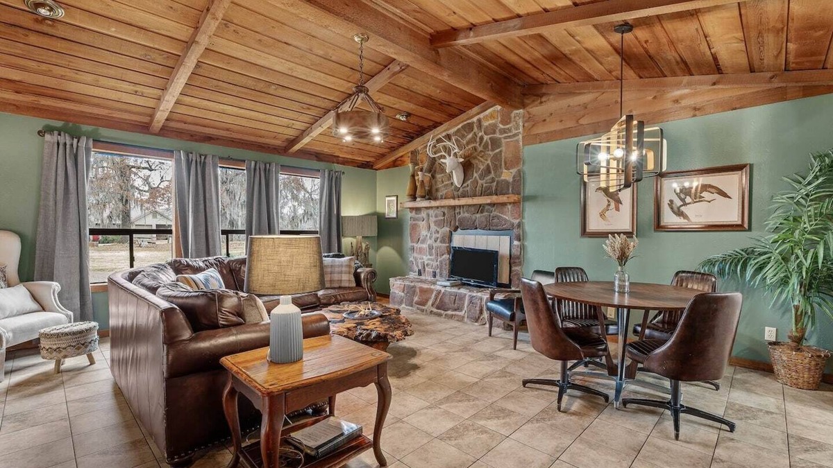 Uncertain House | Moss Stone Lodge with Canoes, Caddo Shores Cabins, Uncertain, Texas.
