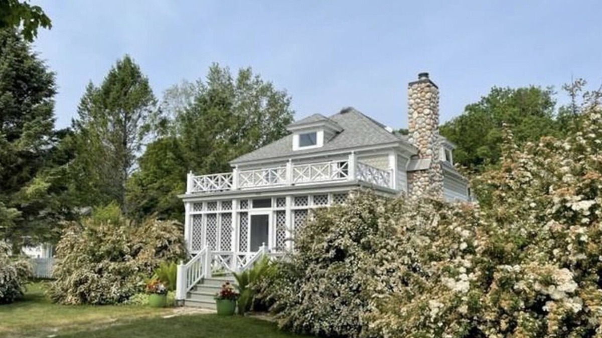 Leland House | Mosswood Cottage, Main St. Leland, Weekly Rental, Walk to Fishtown, Beach, Shops