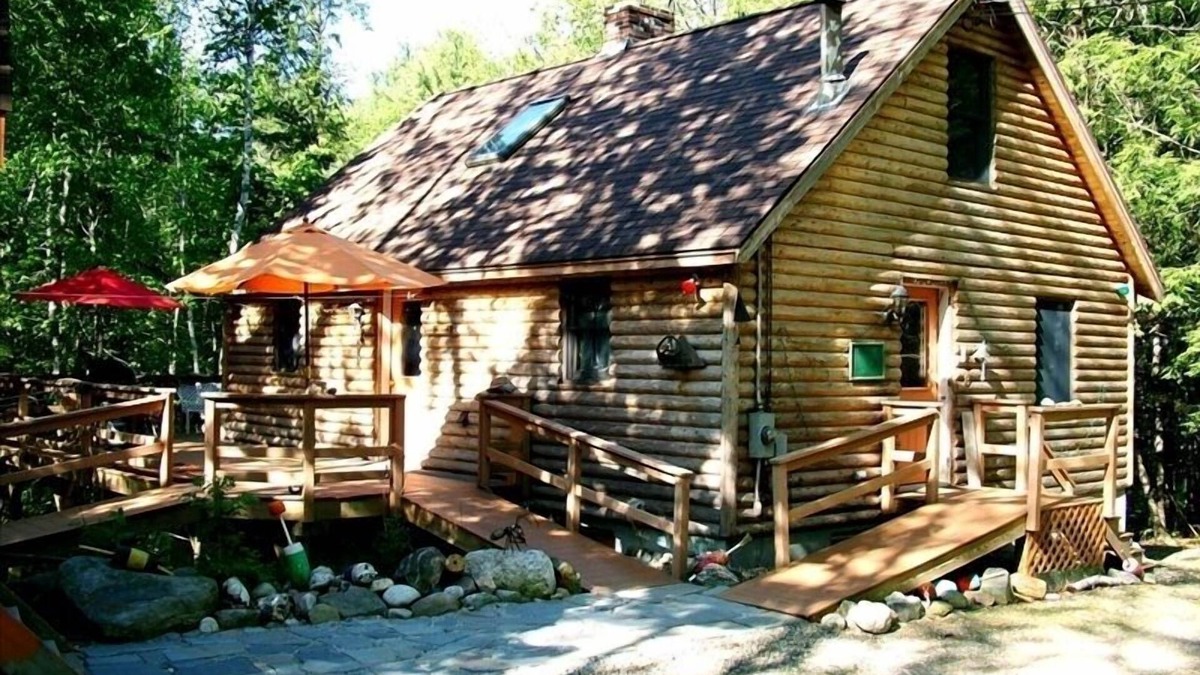 Boothbay Cabin | Mossy Glen Lodge 'Log Cabin' with a tiny brook and hammock