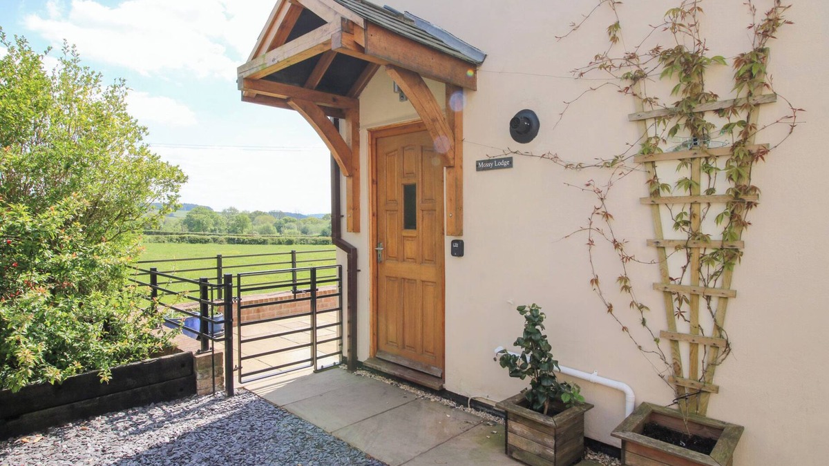 Bromlow Cottage | MOSSY LODGE, pet friendly, character holiday cottage in Minsterley