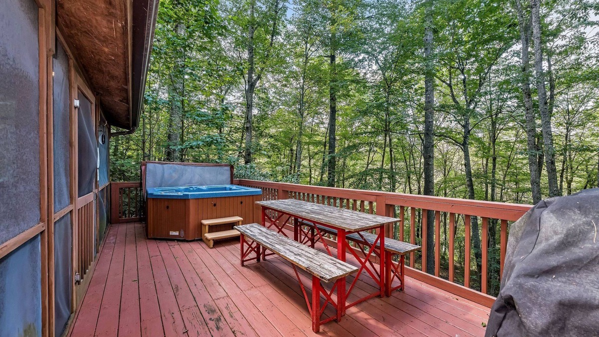 West Jefferson Cabin | Mossy Top Log Cabin + Hot Tub + Hiking to New River