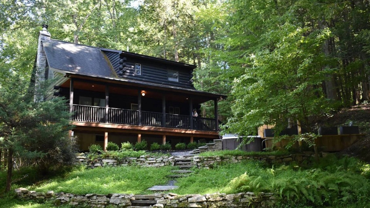 High Falls House | Mossybrook Hideout: Dog Friendly Oasis in High Falls w/Hot Tub