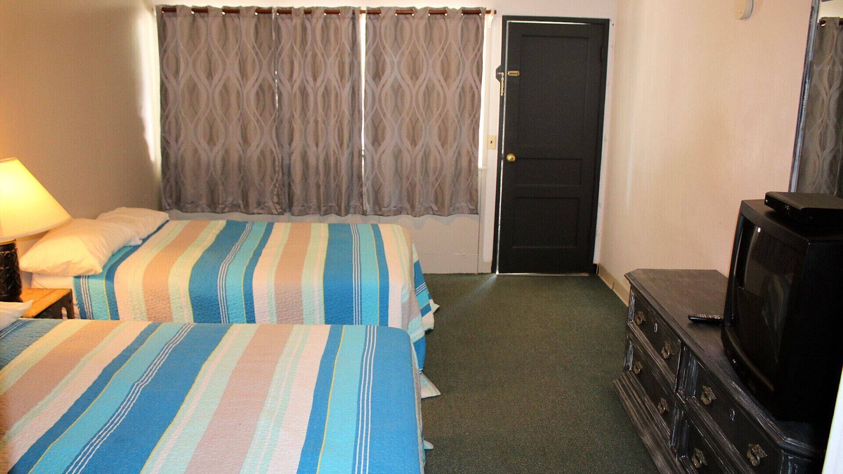 Almo Hotel | Motel #12 at Lynnhurst Resort - Jet Ski Rentals on Site!