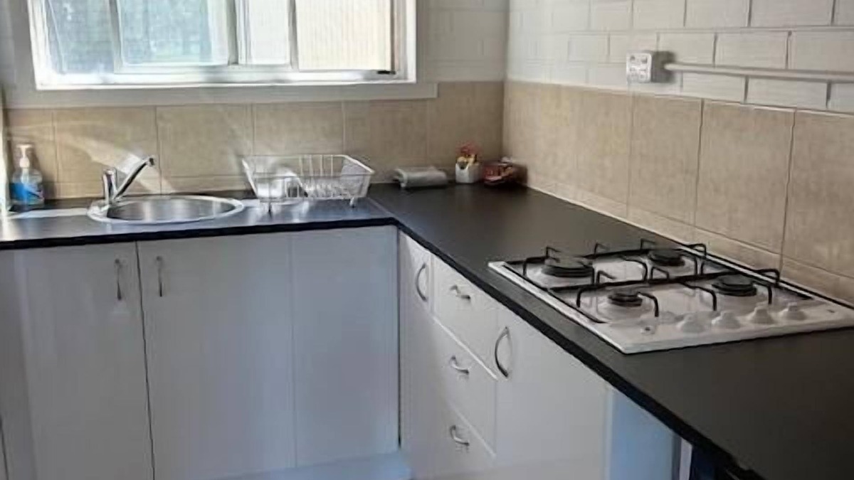 Thornton Apartment | MOTEL 4 - Sleeps 4 - Queen bed, bunk set