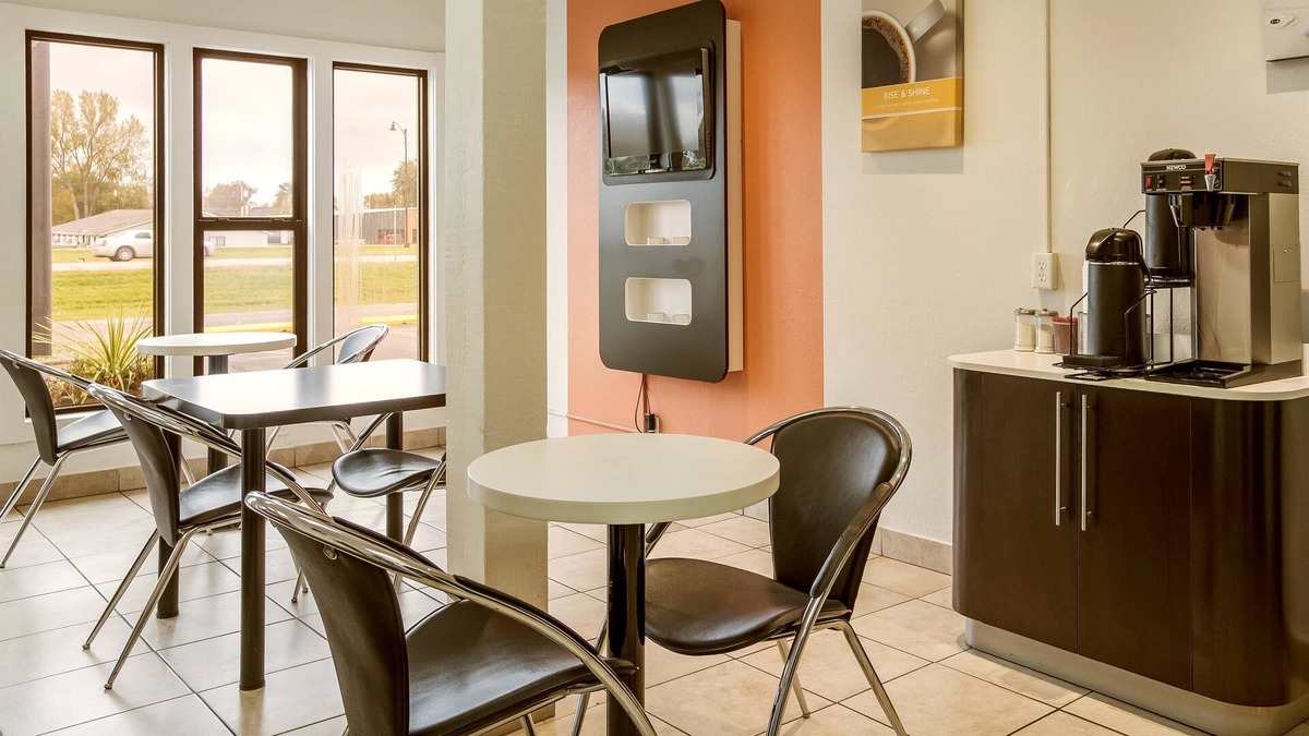 Albert Lea Hotel | Motel 6 Albert Lea, MN