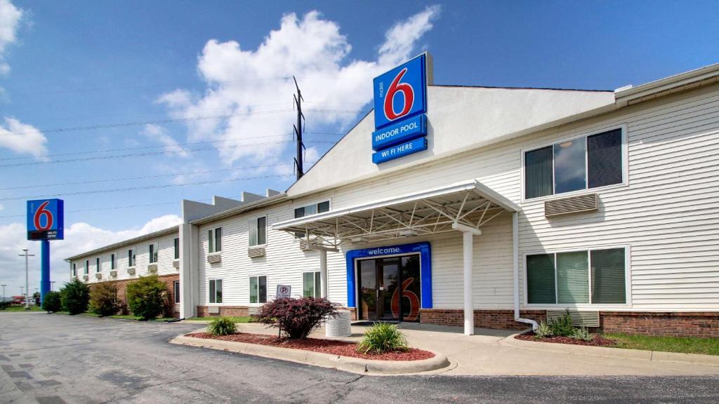 Altoona Hotel | Motel 6-Altoona, IA - Des Moines East