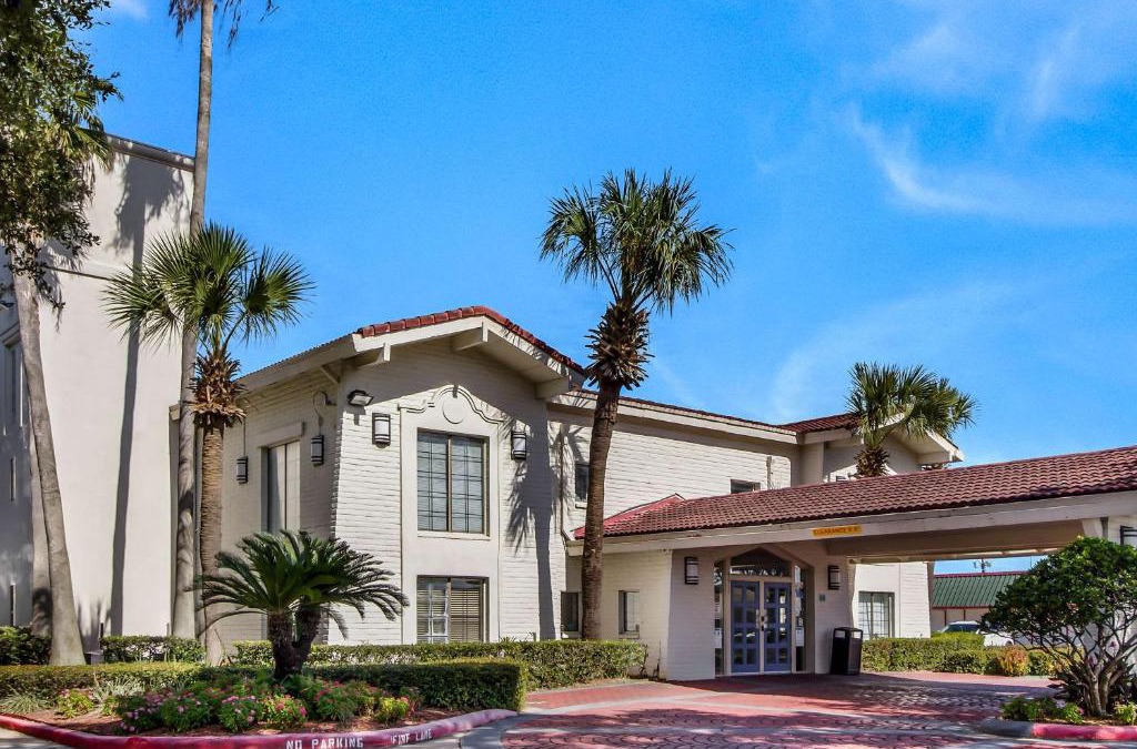Baytown Hotel | Motel 6-Baytown, TX - Garth Rd