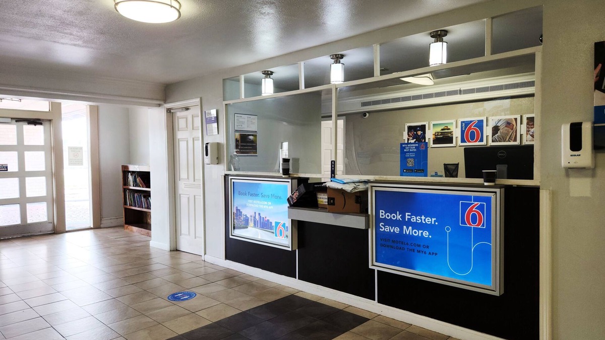 Baytown Hotel | Motel 6 Baytown, TX - Garth Rd