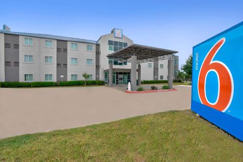Benbrook Hotel | Motel 6-Benbrook, TX - Fort Worth