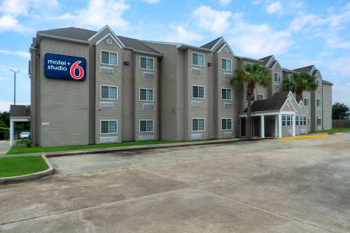 Breaux Bridge Hotel | Motel 6 Breaux Bridge, LA