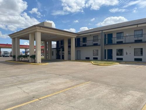 Cleveland Hotel | Motel 6 Cleveland, MS – Delta State University