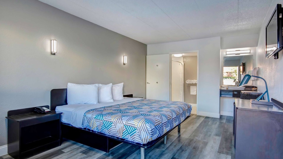 Clintonville Hotel | Motel 6 Columbus, OH - OSU North