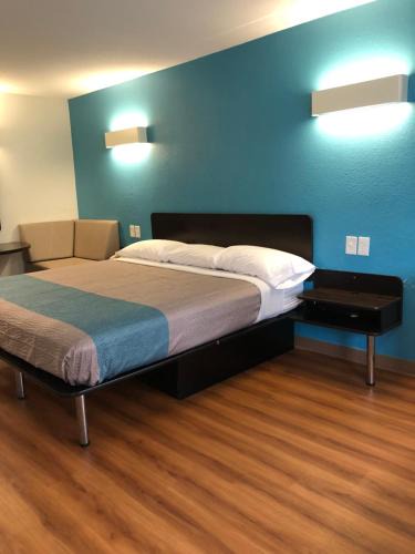 Daytona Beach Hotel | Motel 6-Daytona Beach, FL - Speedway