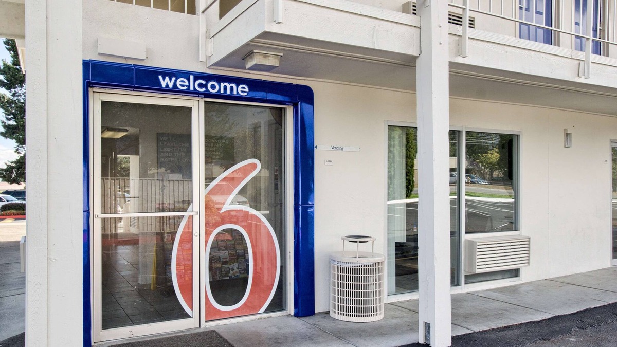 Holly Hotel | Motel 6 Everett, WA - North