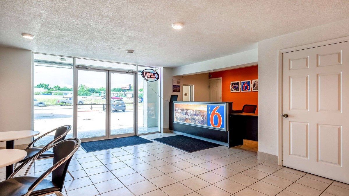 North Shore Hotel | Motel 6 Houston, TX - East