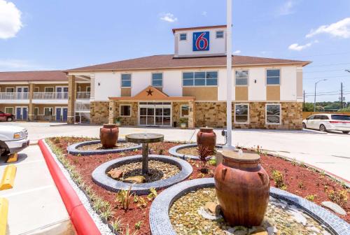 Greater Greenspoint Hotel | Motel 6-Houston, TX - North