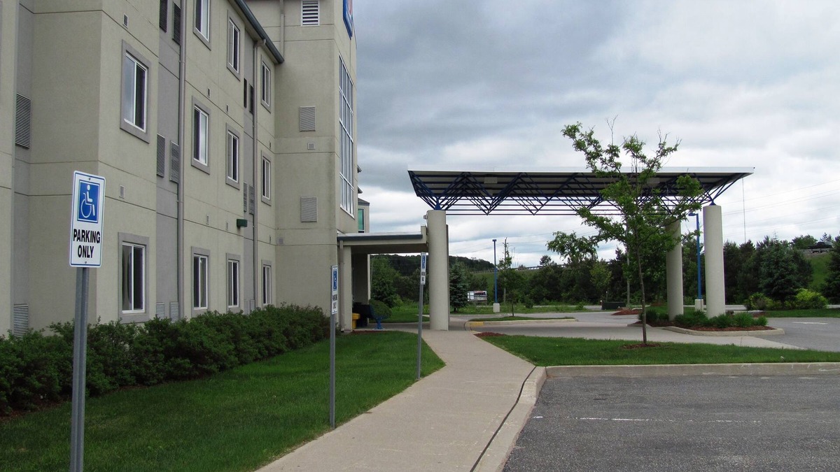Huntsville Hotel | Motel 6 Huntsville, ON