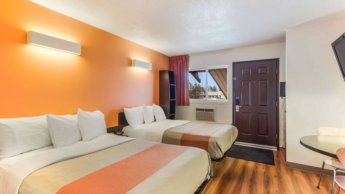 South Lethbridge Hotel | Motel 6 Lethbridge, AB