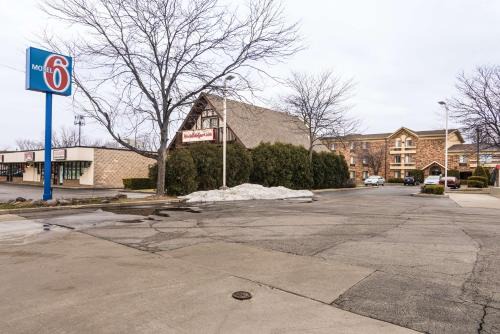 Libertyville Hotel | Motel 6-Libertyville, IL