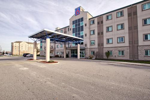 Westminster Hotel | Motel 6-London, ON - Ontario