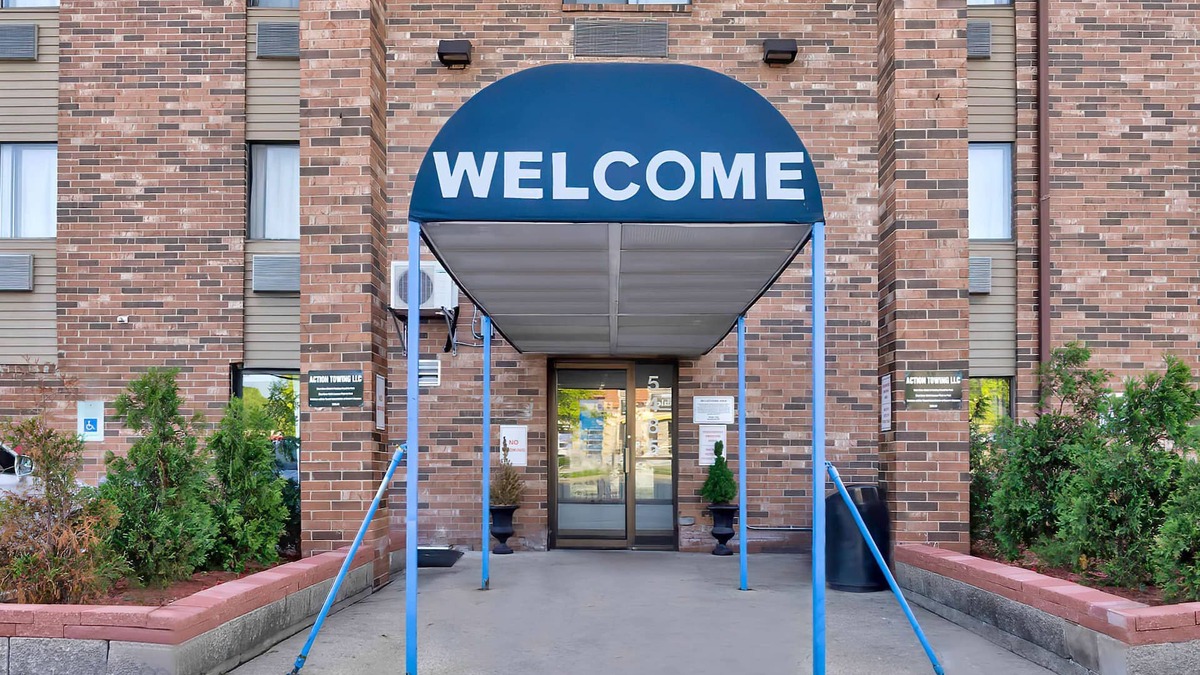 Glendale Hotel | Motel 6 Milwaukee, WI - Glendale