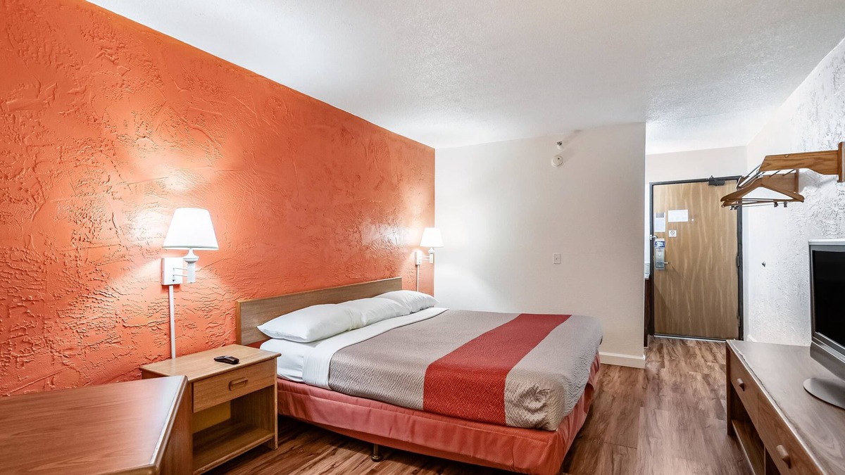 Naperville Hotel | Motel 6 Naperville, IL