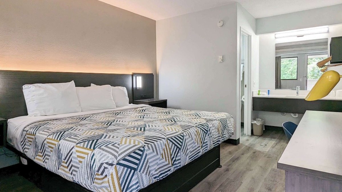 Nashua Hotel | Motel 6 Nashua, NH - North