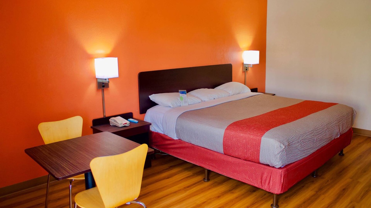 New Stanton Hotel | Motel 6 New Stanton, PA