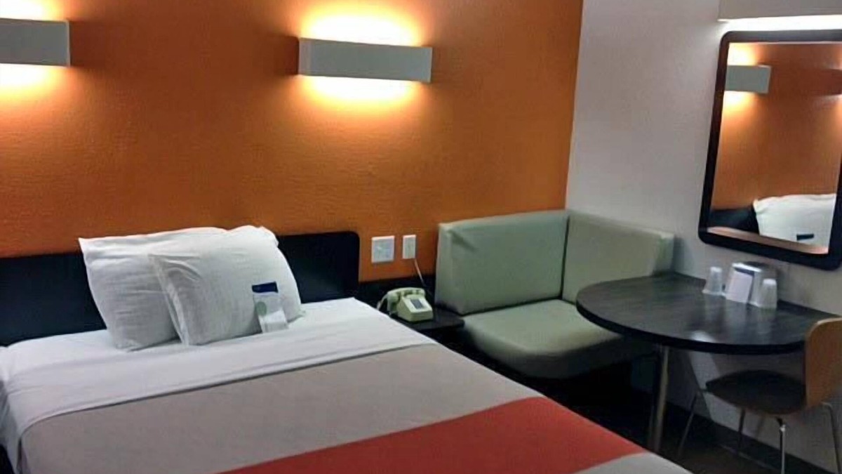 Palatine Hotel | Motel 6 Palatine, IL - Chicago Northwest