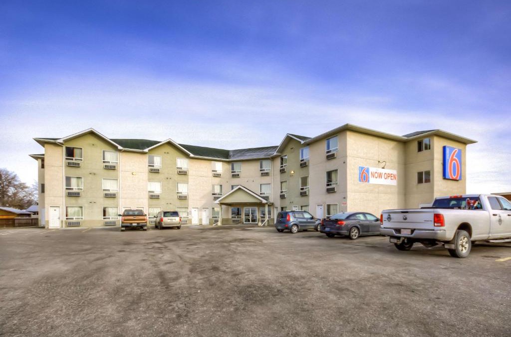 Regina Hotel | Motel 6-Regina, SK